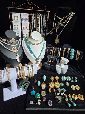 FREE GIVEAWAY 🎁 Jewelry + Socks Bundle — Free Shipping No Purchase Needed!